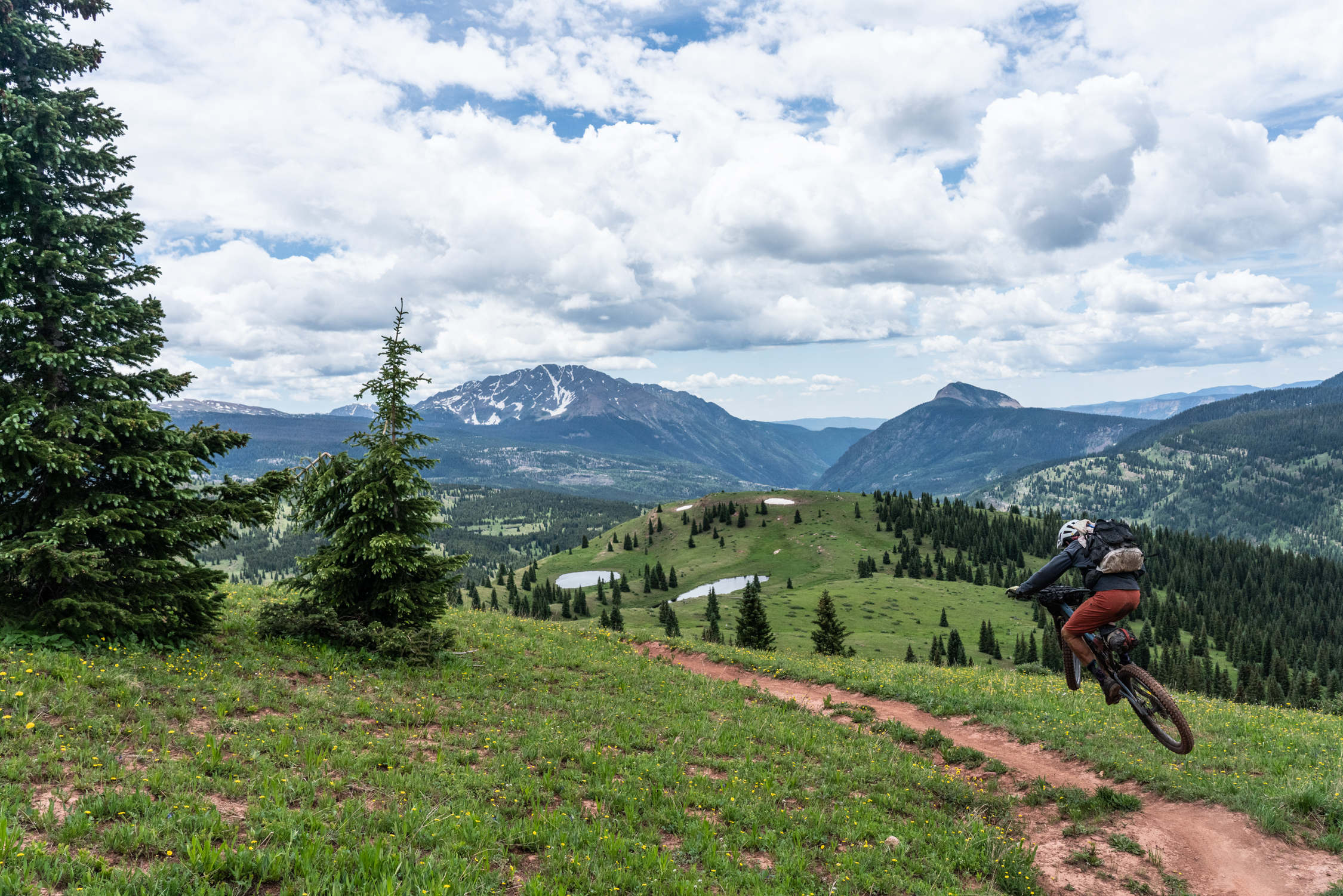 Jon Bailey shredpacking in the San Juan mountains.